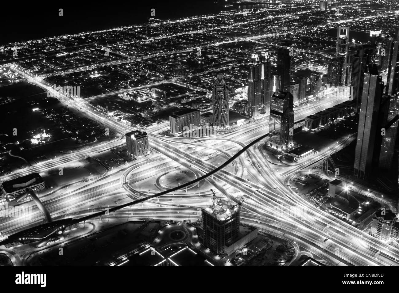 Night Shot del primer intercambio en Sheikh Zayed Road, en Dubai, vistos desde el Burj Khalifa Foto de stock