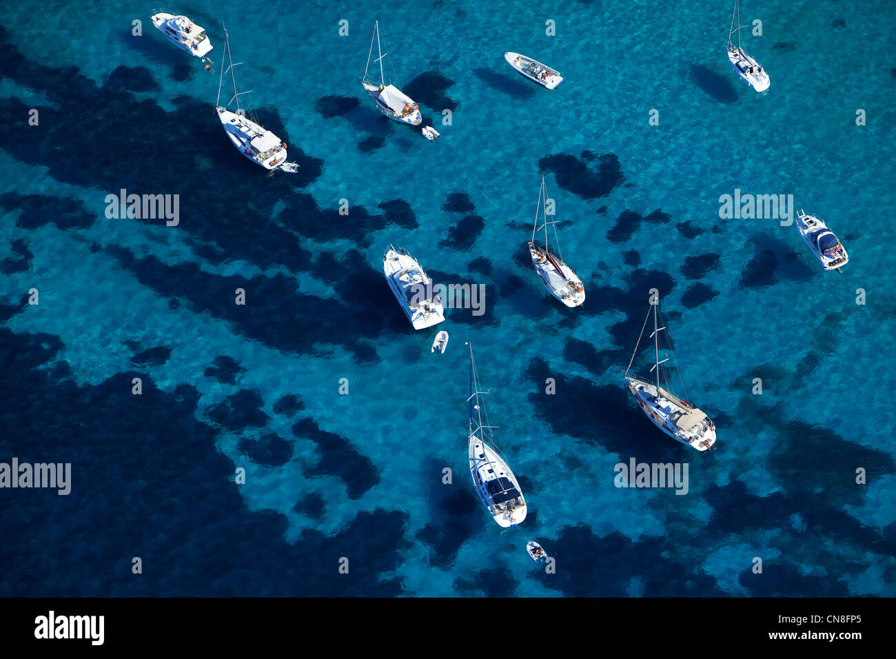 Francia, Alpes Maritimes, Cannes, la isla de Lerins, barcos fondeados entre las islas (vista aérea) Foto de stock