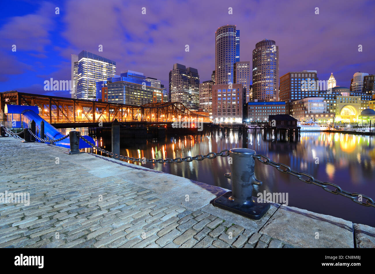 El distrito financiero de Boston, Massachusetts, visto desde el puerto de Boston. Foto de stock