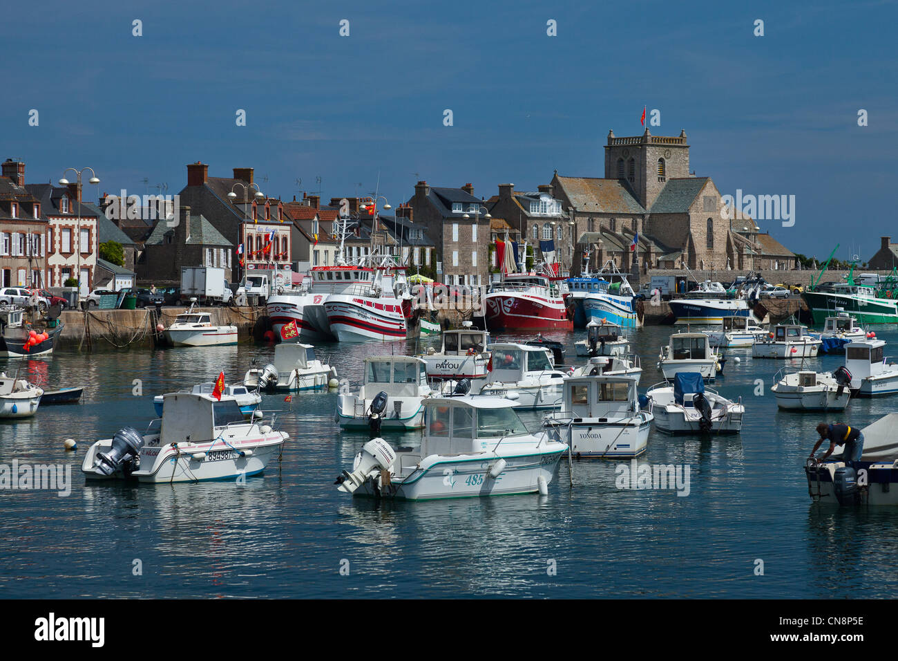 Francia, Manche, Barfleur, etiquetados Les Plus Beaux aldeas de France (Los pueblos más bellos de Francia), el puerto pesquero Foto de stock