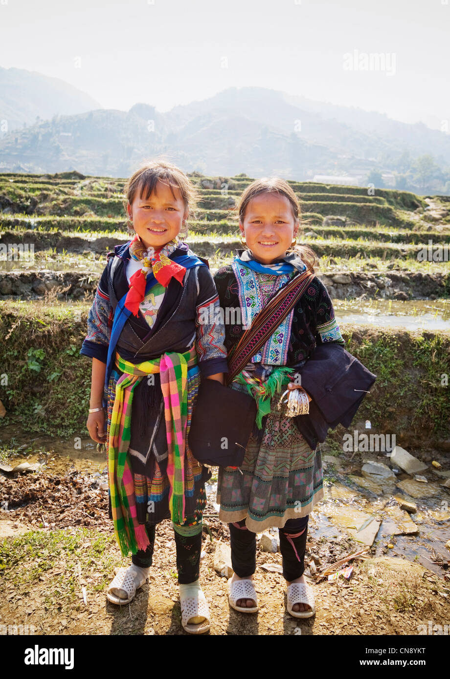 Las hermanas gemelas Hmong negro, Lao Chai, aldea cerca de la ciudad de Sapa, Vietnam Foto de stock
