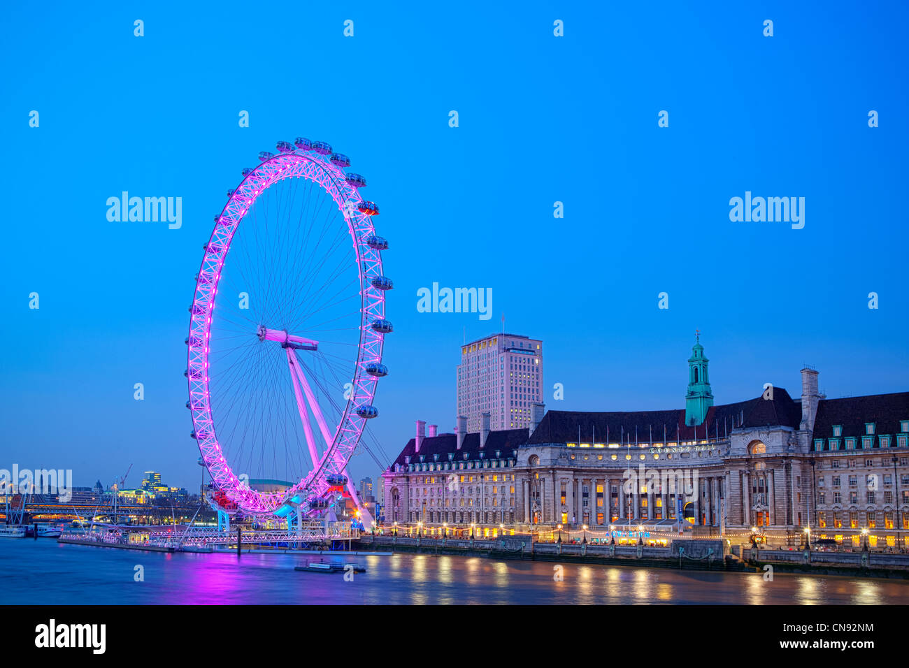 London Eye junto a la vida del mar el Acuario de Londres de noche Foto de stock