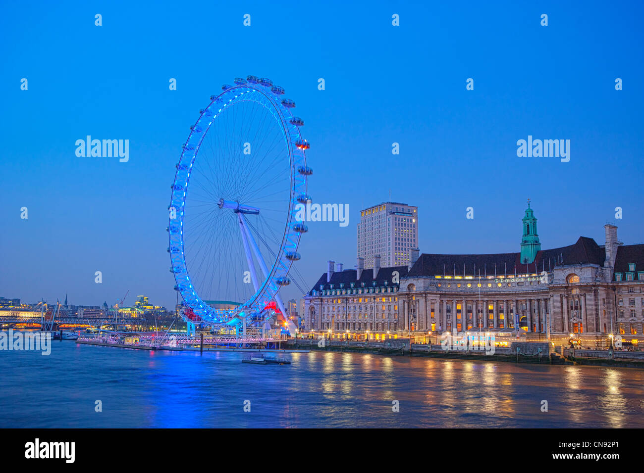 London Eye junto a la vida del mar el Acuario de Londres de noche Foto de stock