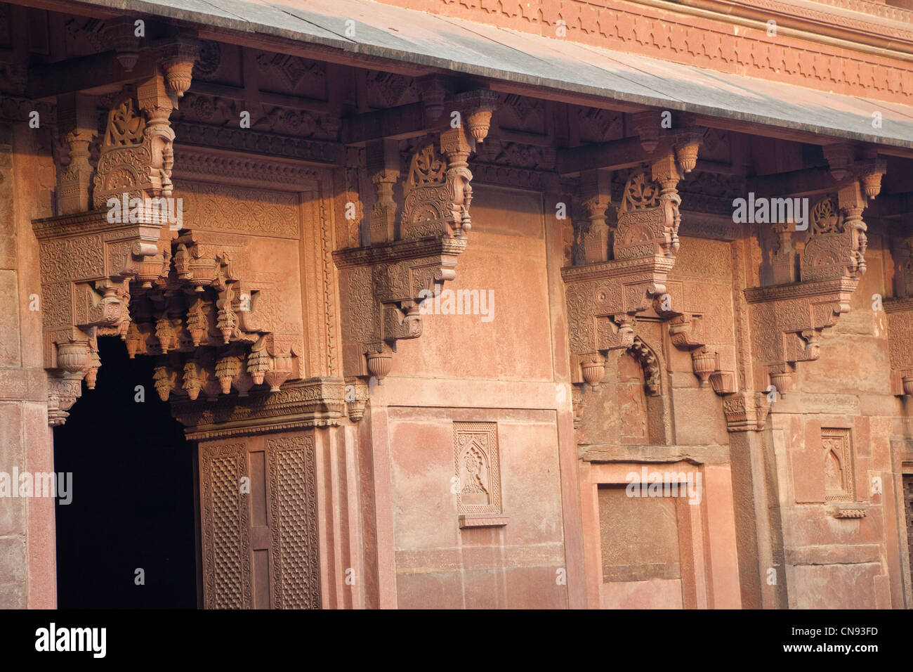 Agra, India. Jahangiri Mahal. Elaborately-Carved apoya en el estilo indio mantenga el nivel superior. Foto de stock