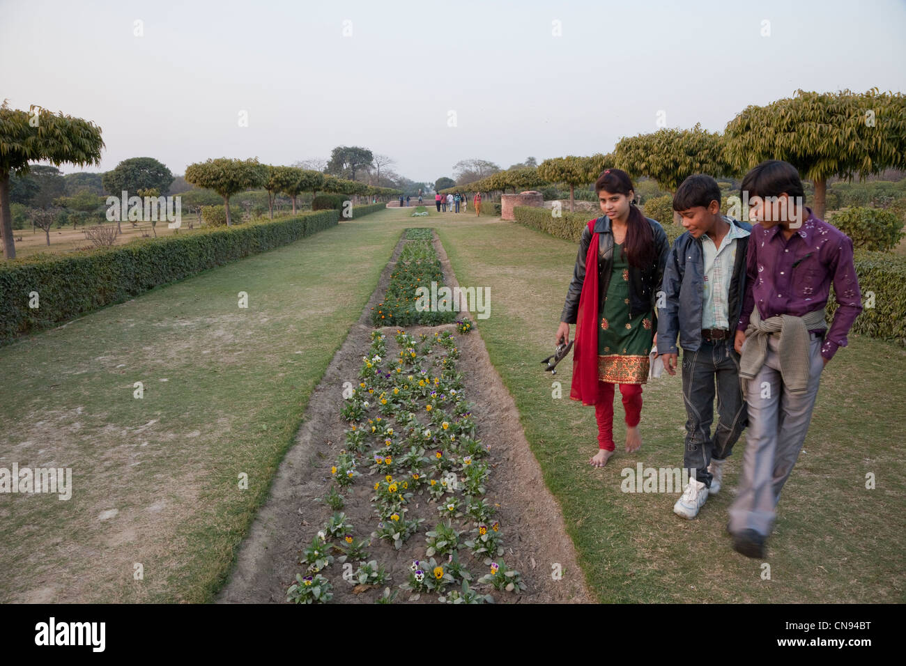 Agra, India. Los indios Paseos en los jardines Mehtab Bagh, cruzando el río Yamuna del Taj Mahal. Foto de stock