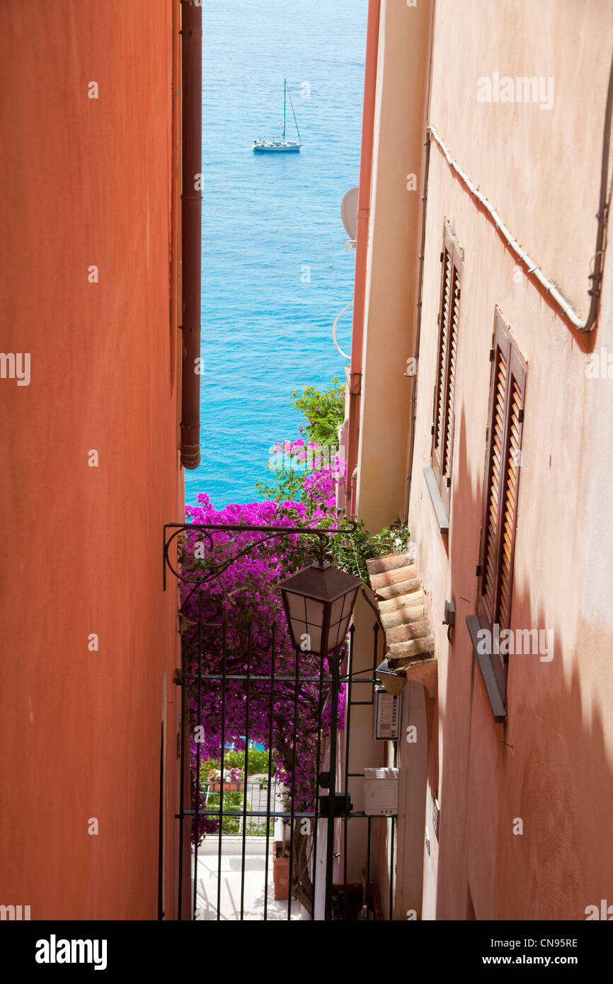 Vistas al mar entre dos casas, pueblo de Positano, Amalfi, sitio del Patrimonio Mundial de la Unesco, la Región de Campania, Italia, el mar Mediterráneo, Europa Foto de stock