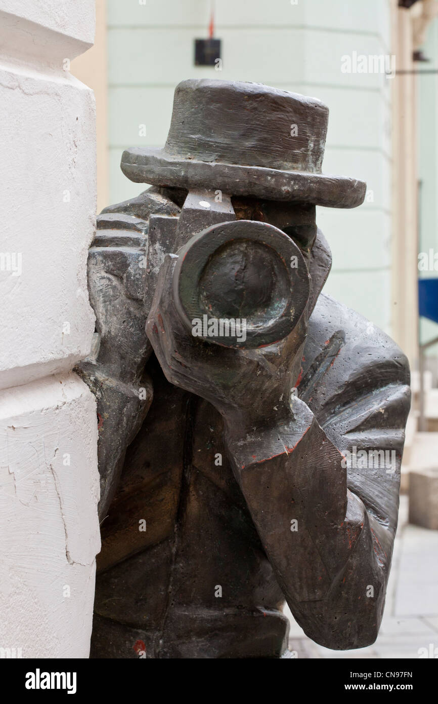 Eslovaquia, Bratislava, Laurinska, barrio histórico, una escultura de paparazzi delante de un restaurante italiano, también llamado Foto de stock
