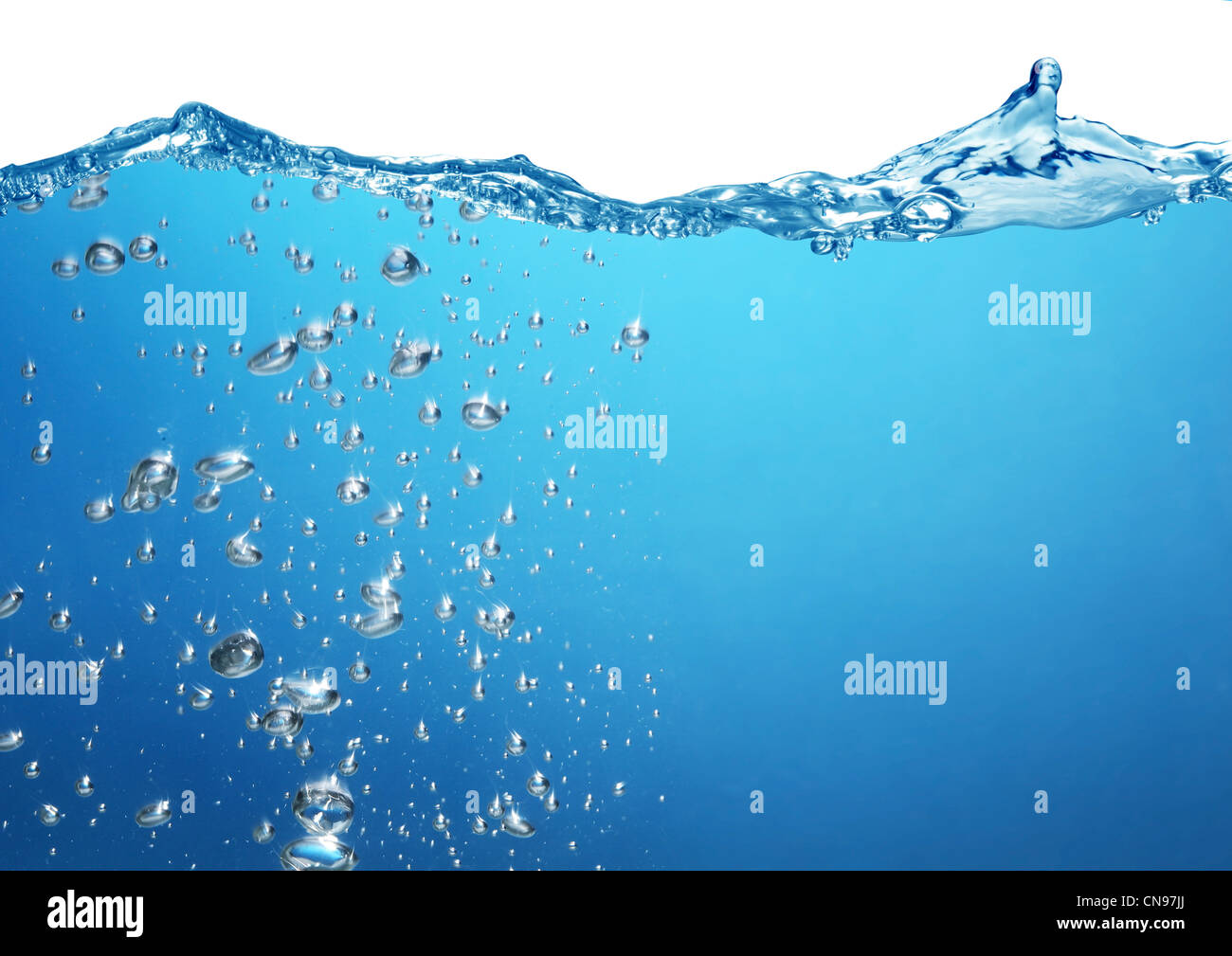 Las burbujas de aire se elevan desde el fondo del océano a la superficie. Por encima del agua es un fondo blanco. Foto de stock