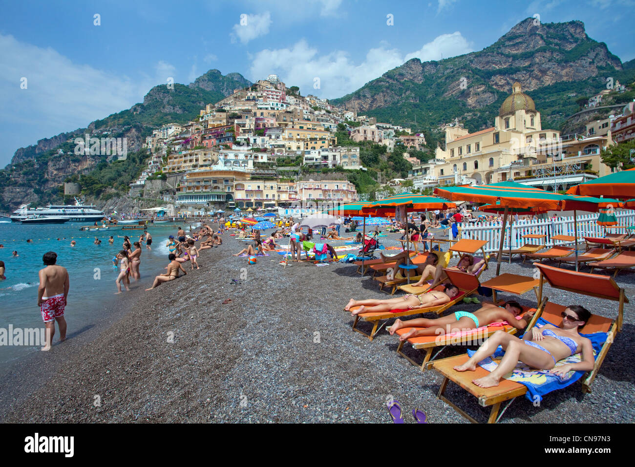 La gente en la playa del pueblo de Positano, Amalfi, sitio del Patrimonio Mundial de la Unesco, la Región de Campania, Italia, el mar Mediterráneo, Europa Foto de stock