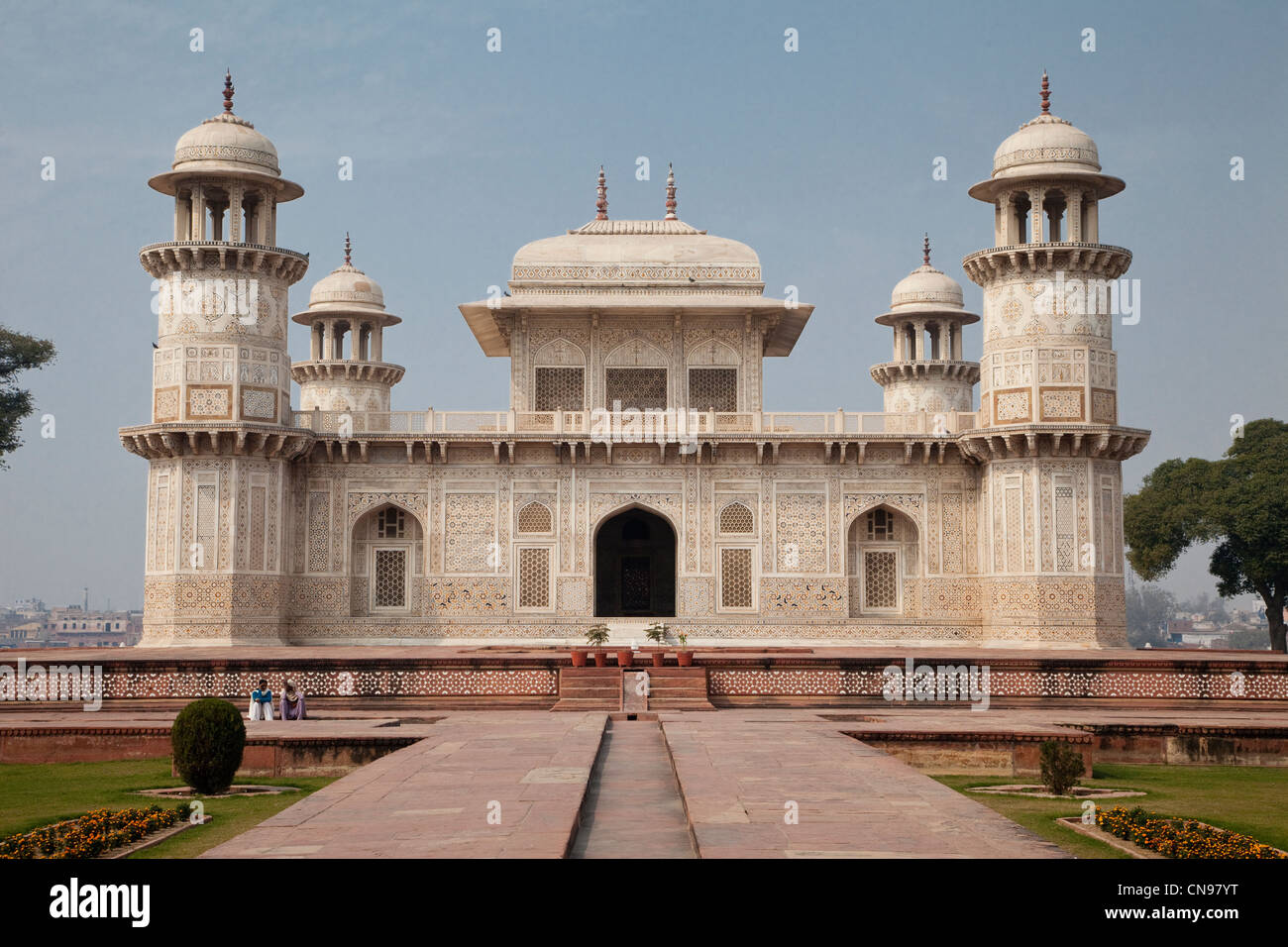 Agra, India. Itimad-ud-Dawlah, Mausoleo de Mirza Ghiyas Beg. La tumba se refiere a veces como el "Baby Taj". Foto de stock
