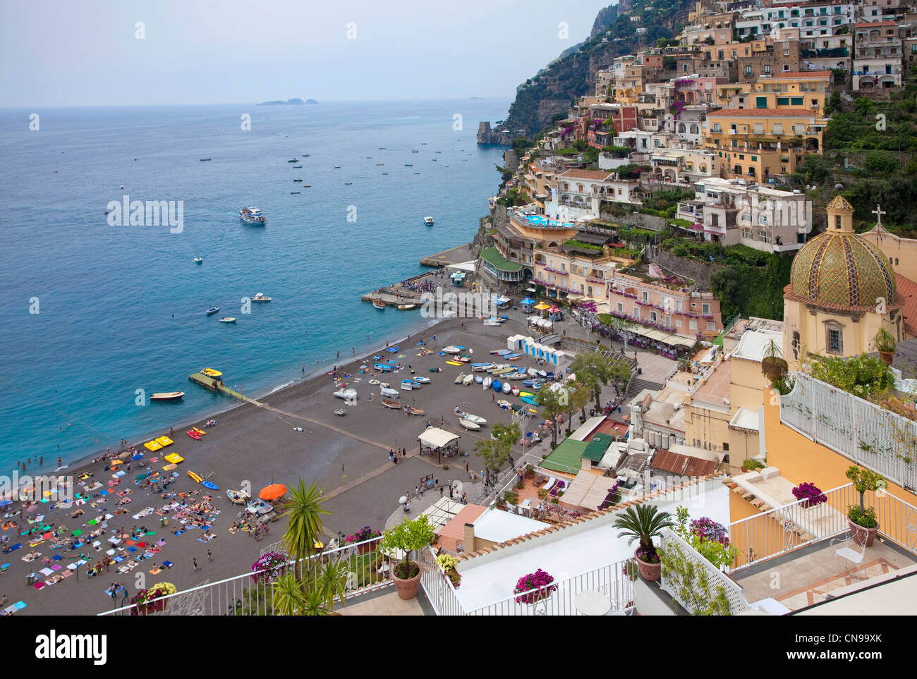 El pueblo de Positano, Amalfi, sitio del Patrimonio Mundial de la Unesco, la Región de Campania, Italia, el mar Mediterráneo, Europa Foto de stock