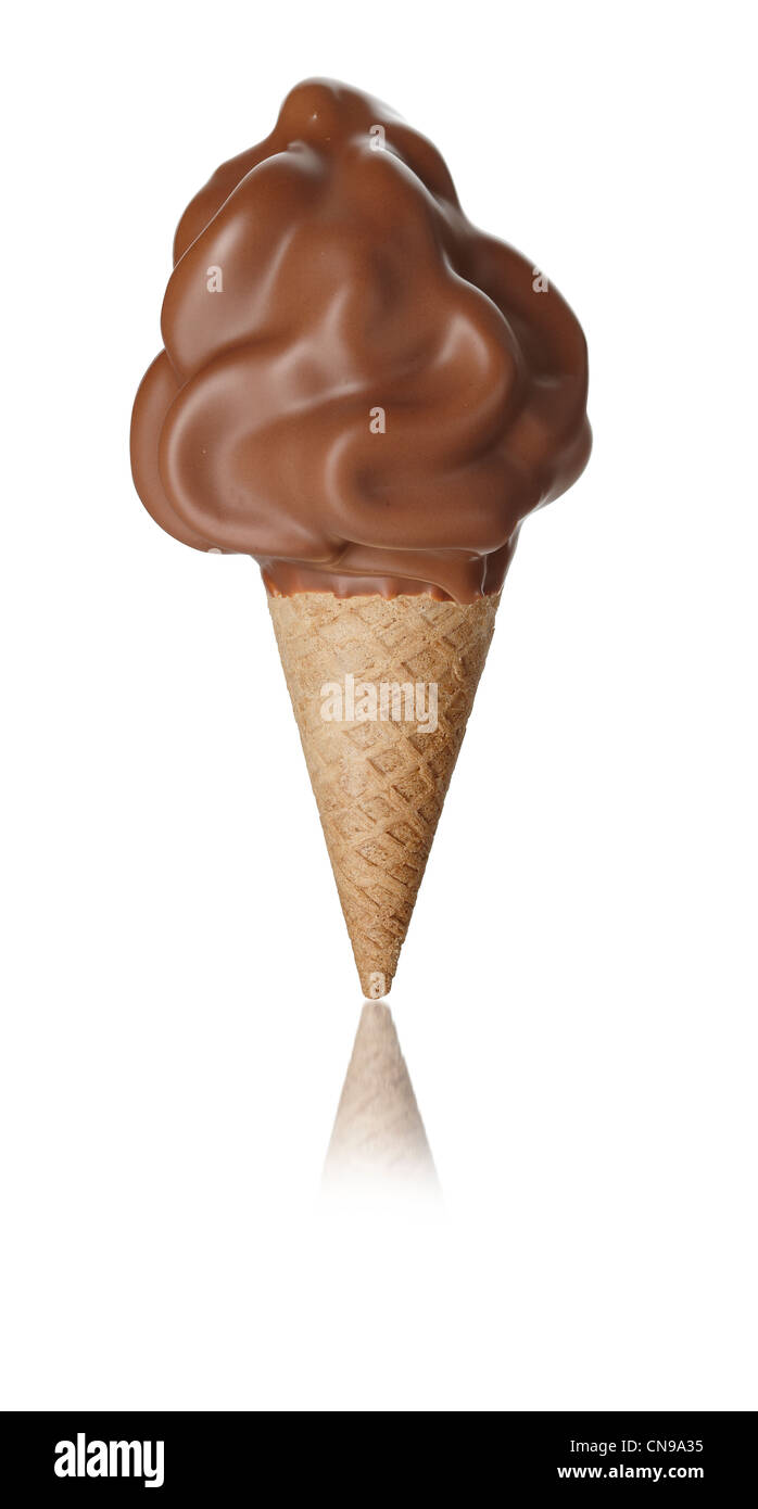 leche chocolate bañado vainilla helado suave cono cortado fuera Foto de stock