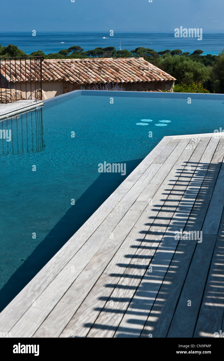 Francia, Corse du Sud, Porto Vecchio, el restaurante del hotel, el Bergeries de Palombaggia, la piscina Foto de stock