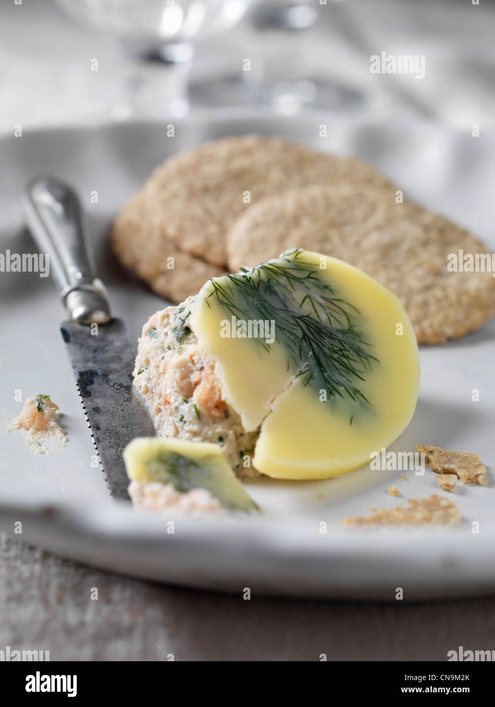 Plato de salmón paté con galletas Foto de stock