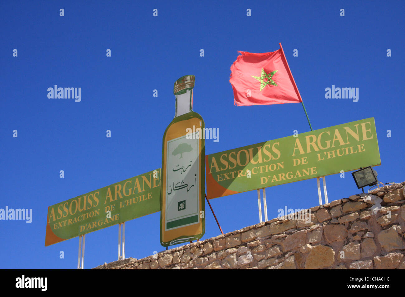 Los carteles encima de la entrada del Assouss Argane aceite de argán cooperativa cerca de Essaouira, el Valle del Souss, en el sur de Marruecos, África occidental Foto de stock