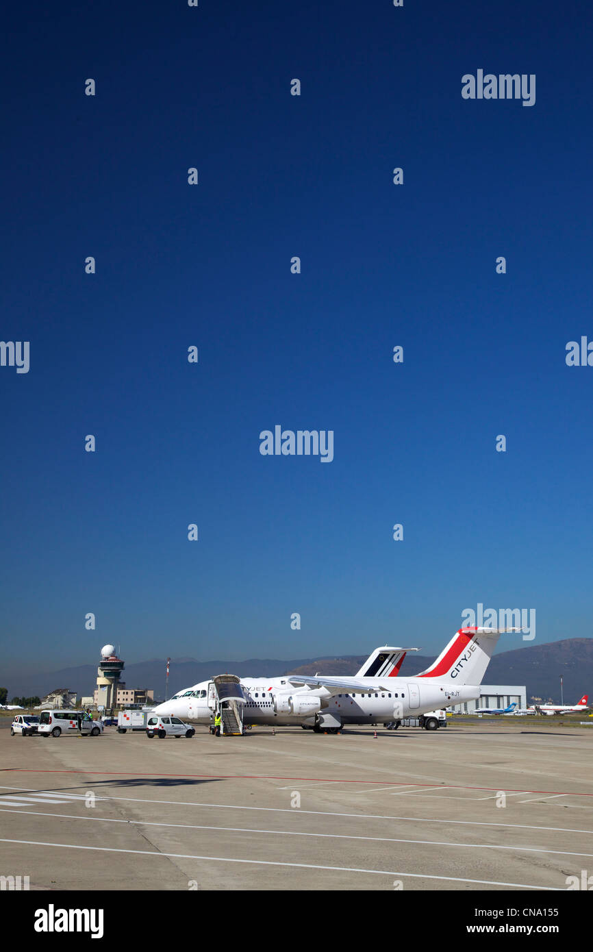 Cityjet, en el stand de aviones en el aeropuerto de Florencia, Toscana, Italia, Europa Foto de stock