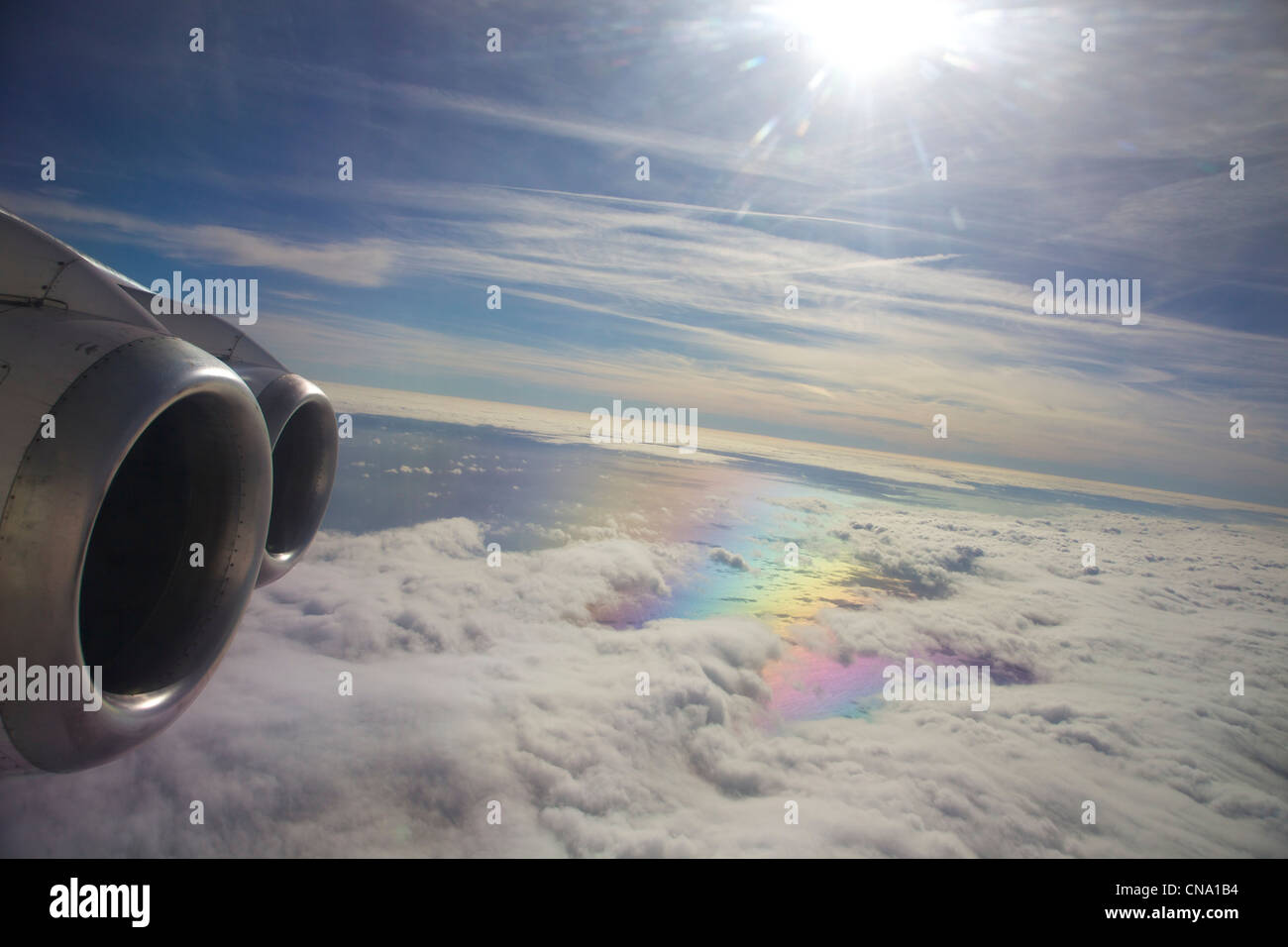 Vista desde la ventana de avión de pasajeros en vuelo sobre el Canal de la Mancha, Europa Foto de stock