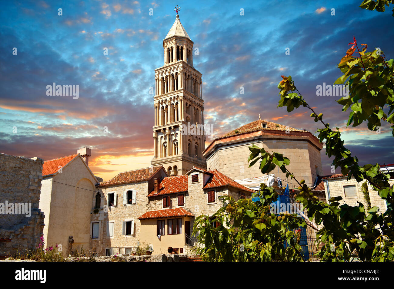 El palacio de Diocleciano, con el campanario de la Catedral de St Doimus, Split Croacia Foto de stock