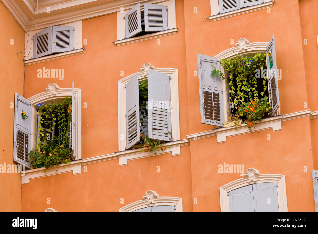 Francia, Alpes Maritimes, Grasse, floral de la fachada del centro de la ciudad Foto de stock