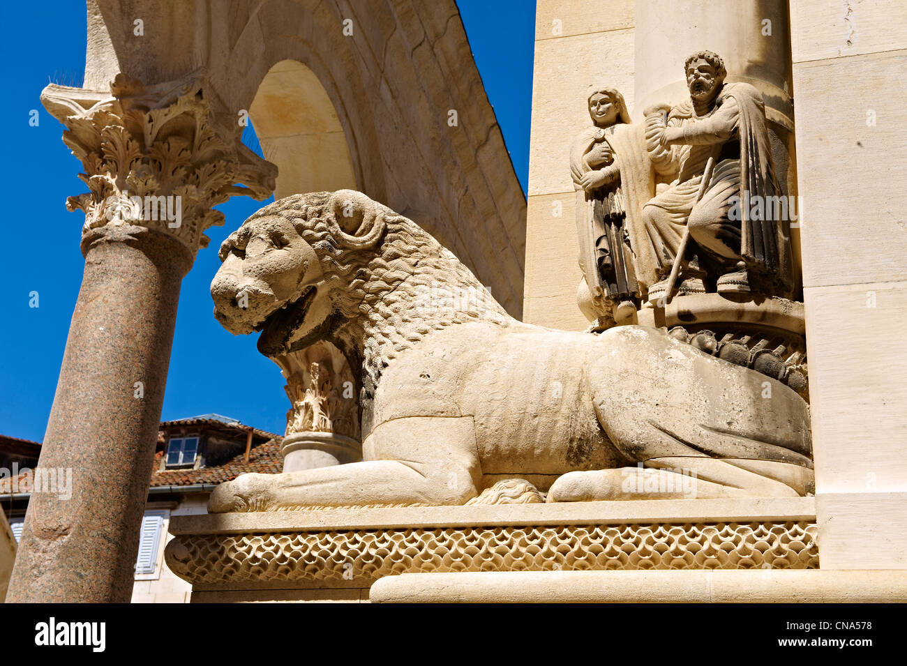 Esculturas medievales de un león en la Catedral de St Doimus, Split Croacia Foto de stock