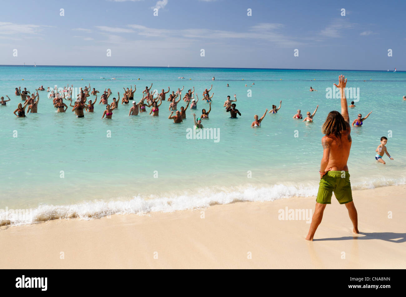 República Dominicana, Bayahibe, un grupo de turistas haciendo aerobic acuático en el Mar Caribe Foto de stock