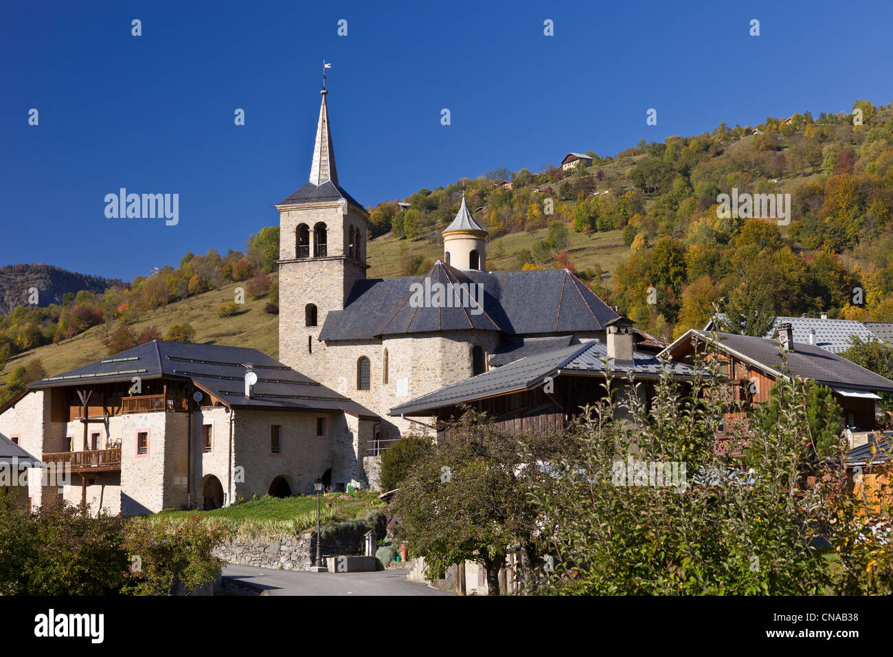 Aigueblanche Savoie, Francia, y la iglesia barroca de San Martín en el siglo XVII en la aldea de Villargerel, la Tarentaise Foto de stock