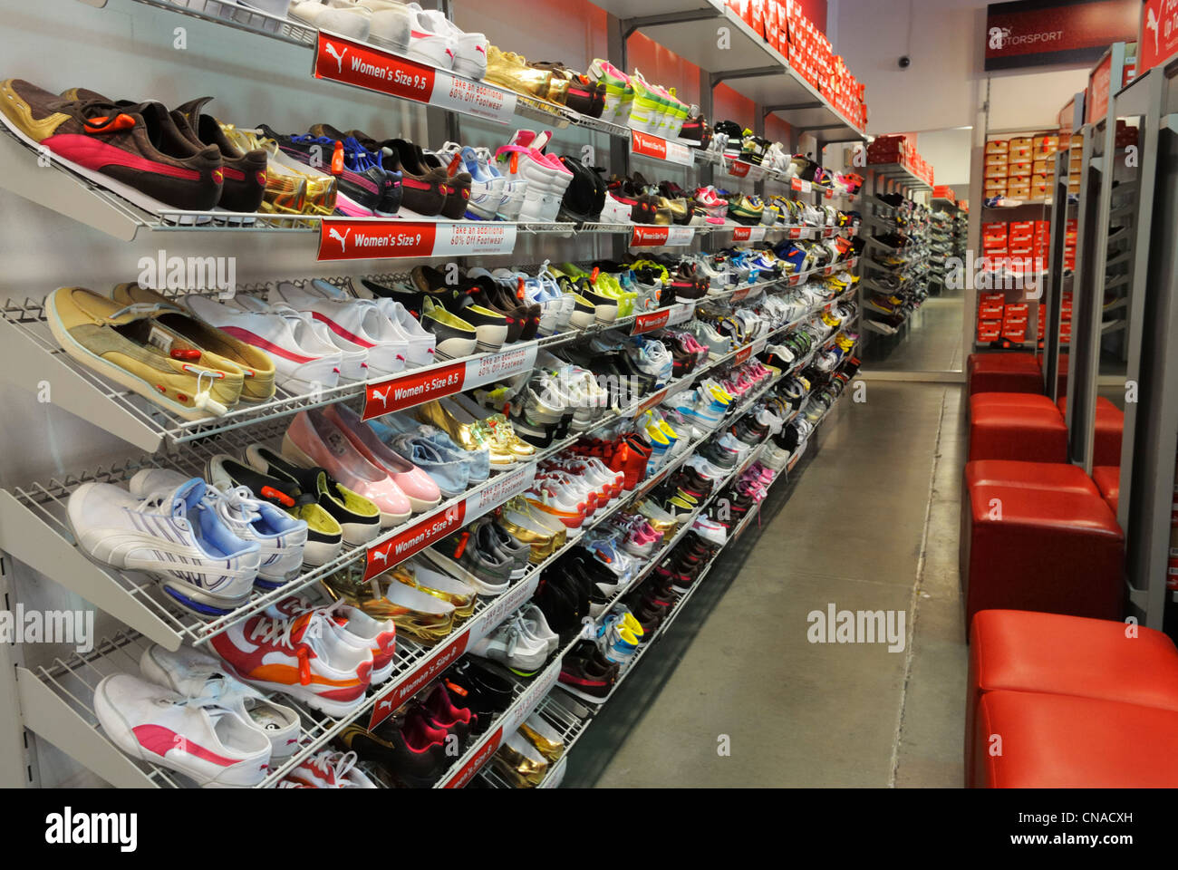 Zapatos Puma en una tienda outlet de Gilroy, CA Fotografía de stock - Alamy