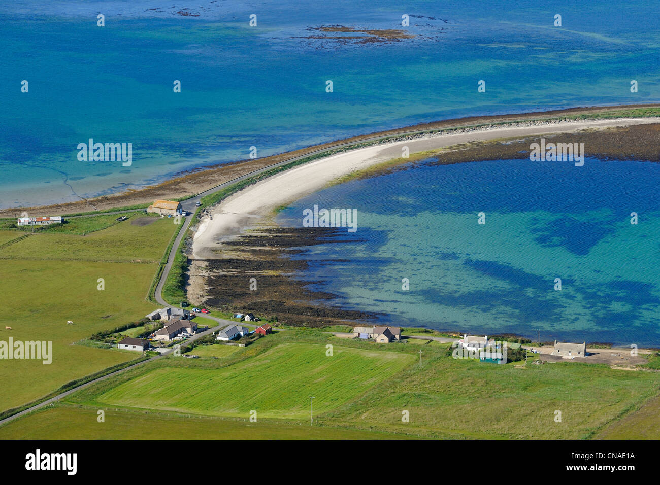 Reino Unido, Escocia, Islas Orkney, Isla de hoy, estrecho causeway en la restinga que fue conocido como el líder Ayre Foto de stock