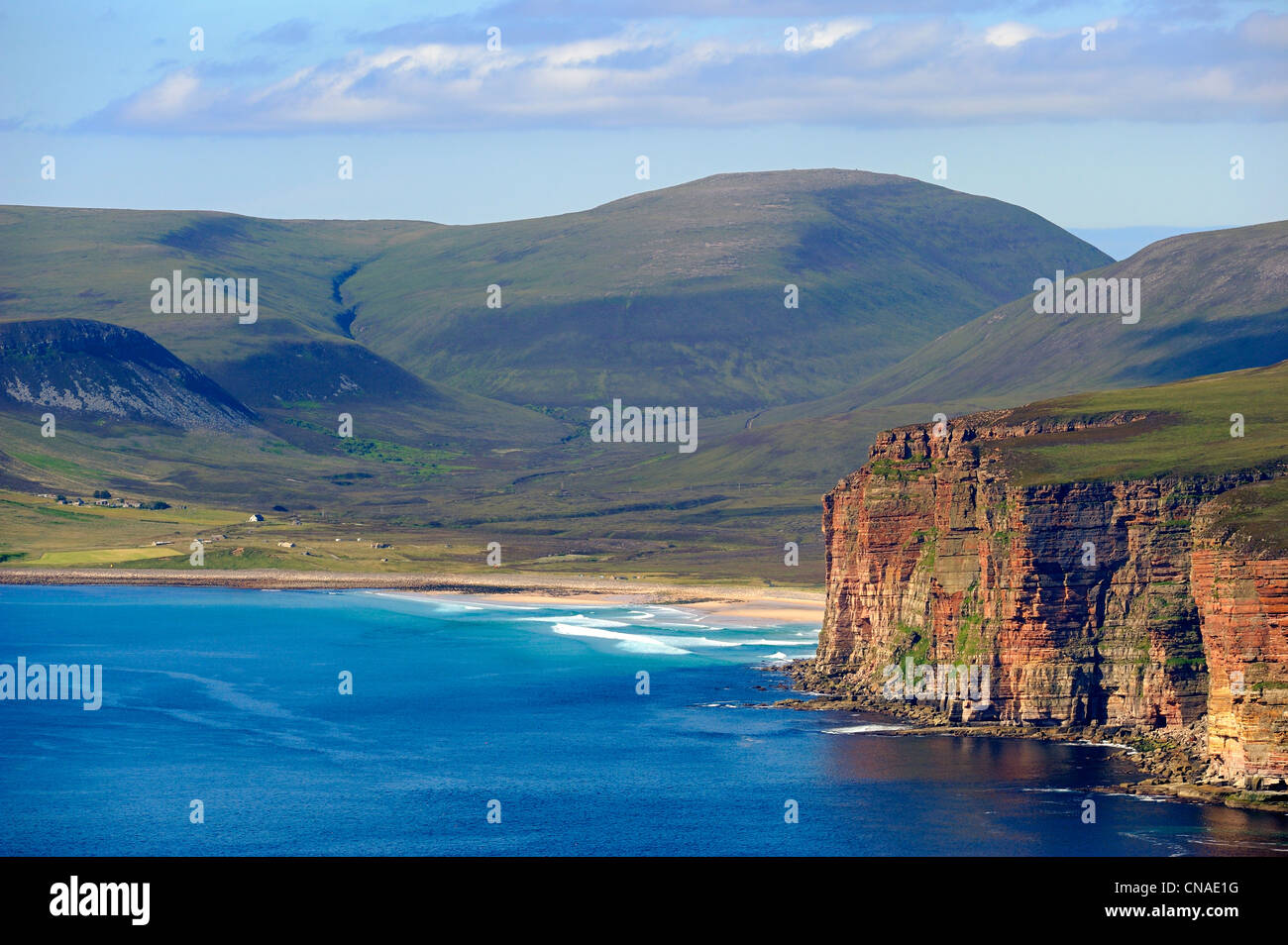 Reino Unido, Escocia, Islas Orkney, acantilados de la isla de hoy en la costa atlántica sur de Rackwick (vista aérea) Foto de stock
