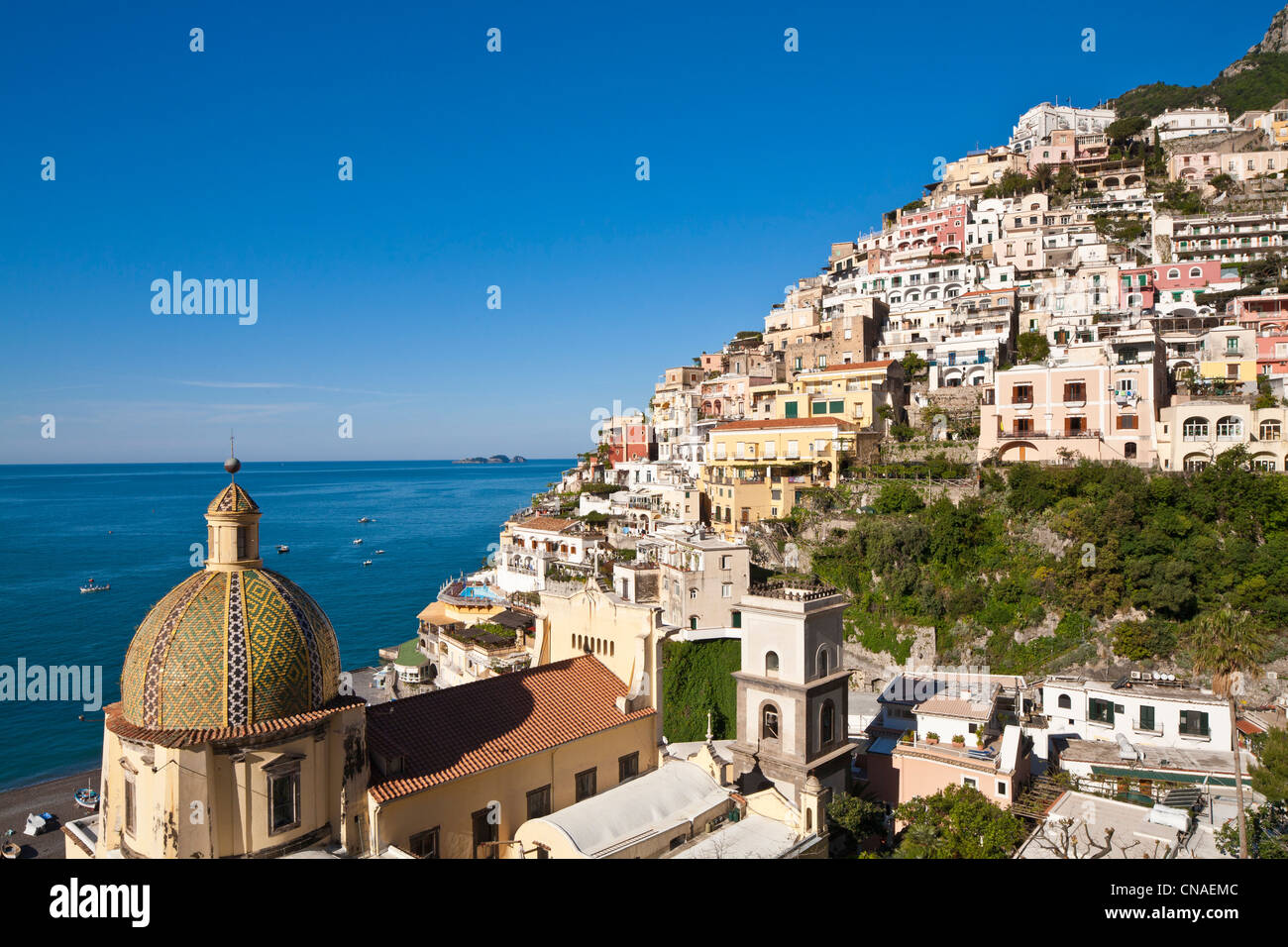 Italia, Campania, en la costa de Amalfi, catalogado como Patrimonio Mundial por la UNESCO, Positano, iglesia de Santa Maria Assunta, que data de la 13a. Foto de stock