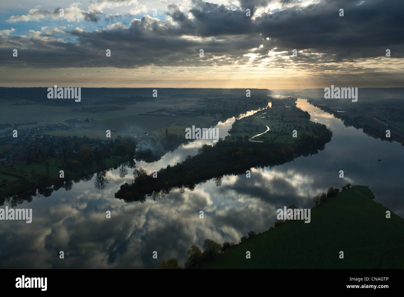 Francia, Eure, Vernon, amanecer del Sena (vue aerienne) Foto de stock