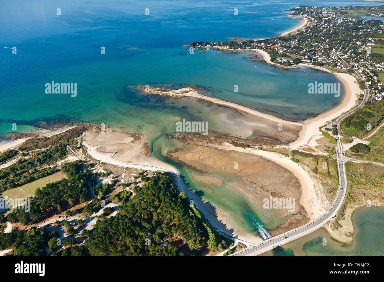 Francia, Morbihan, La Trinite sur Mer, Tombolo sandspit (deposición landform) que conducen a la Ile de Stuhan (vista aérea) Foto de stock