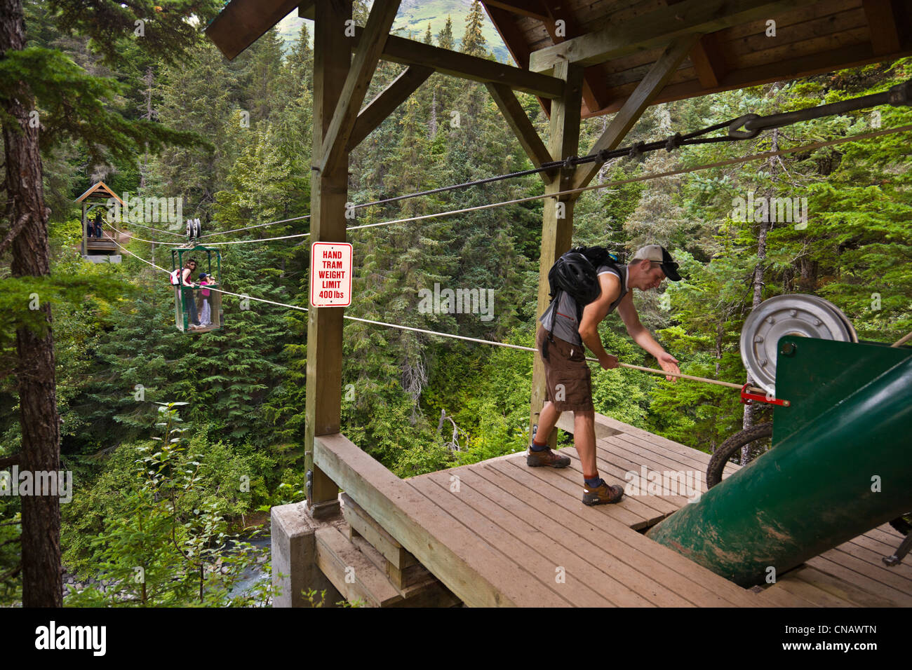 Excursionistas preparándose para tomar el tranvía de mano más ganador Creek cerca Southcentral Girdwood, Alaska, Verano Foto de stock