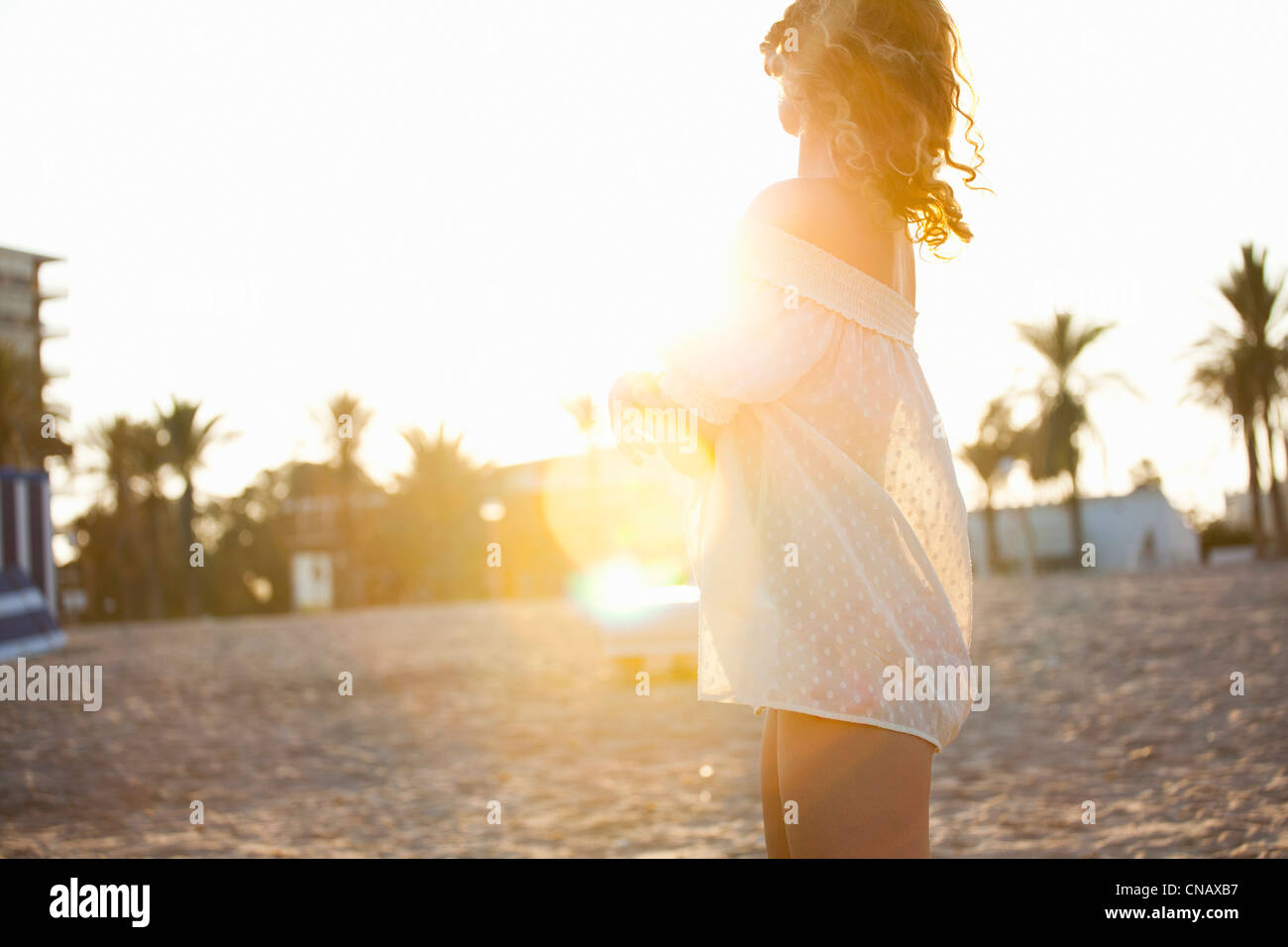 Mujer vistiendo encubrir en la playa Foto de stock