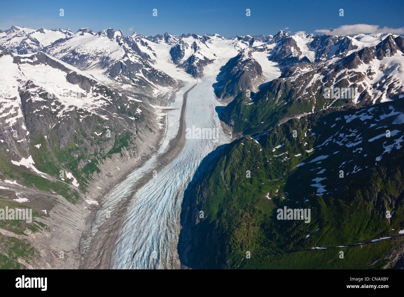 Vista aérea del Glaciar Ferebee y la Cordillera de la costa norte de Haines, sureste de Alaska, Verano Foto de stock