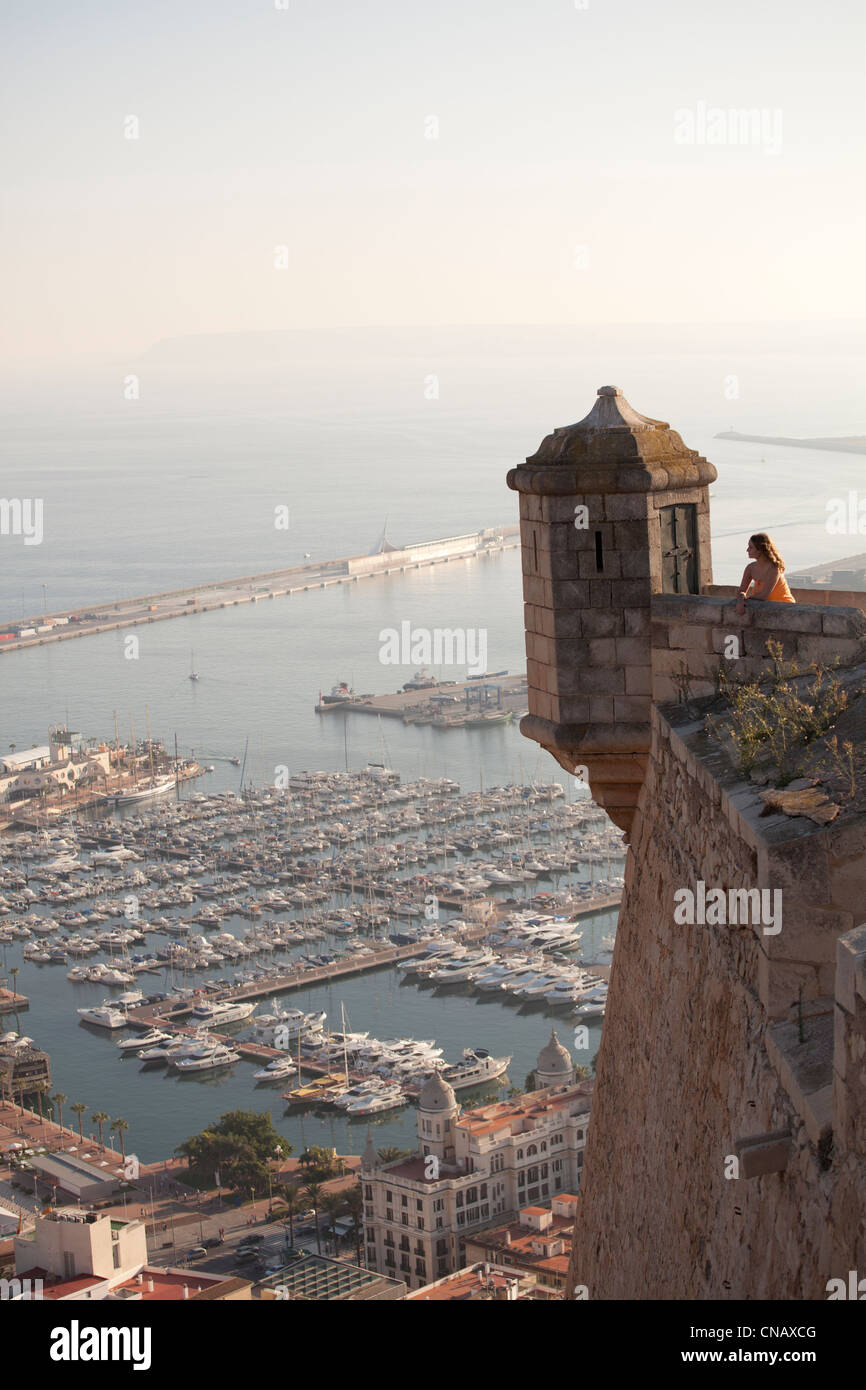 Mujer admirando la vista desde el castillo Foto de stock