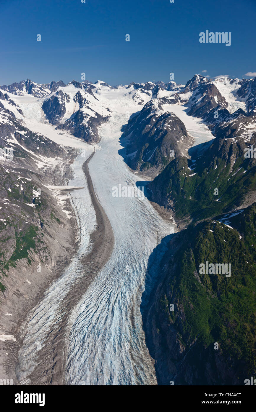 Vista aérea del Glaciar Ferebee y la Cordillera de la costa norte de Haines, sureste de Alaska, Verano Foto de stock