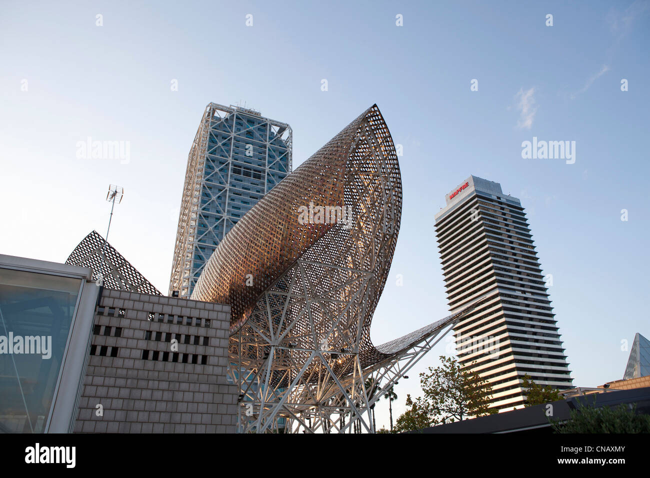 Escultura en metal moderno en el centro de la ciudad. Foto de stock