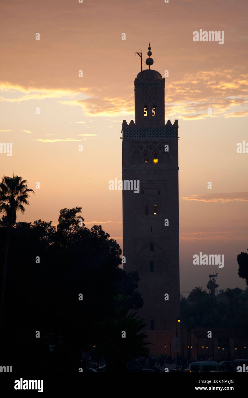 Silueta de la mezquita de Koutoubia Foto de stock