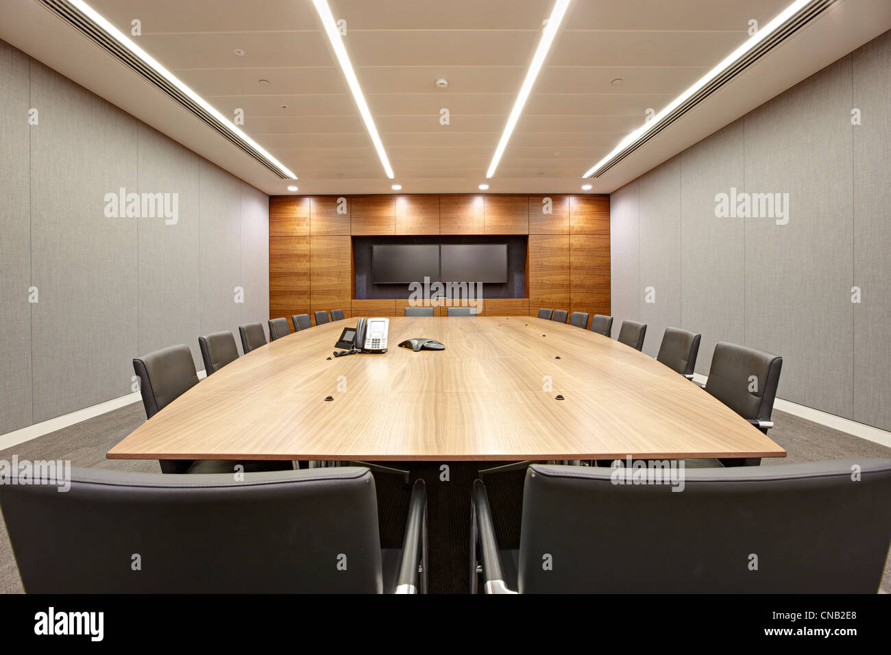 Interior De Moderna Sala De Reuniones Con Mesa Grande Cómodas Sillas Y  Computadora De Escritorio Imagen de archivo - Imagen de silla, ordenador:  216498287