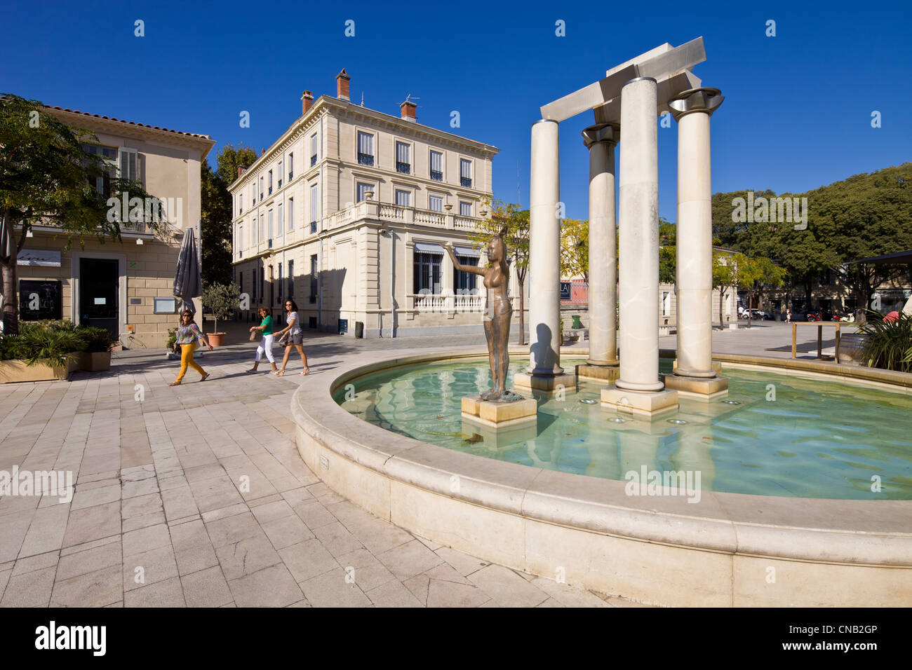 Francia, Gard, Nimes, Place d'Assas, fuente diseñada por Martial Raysse Foto de stock