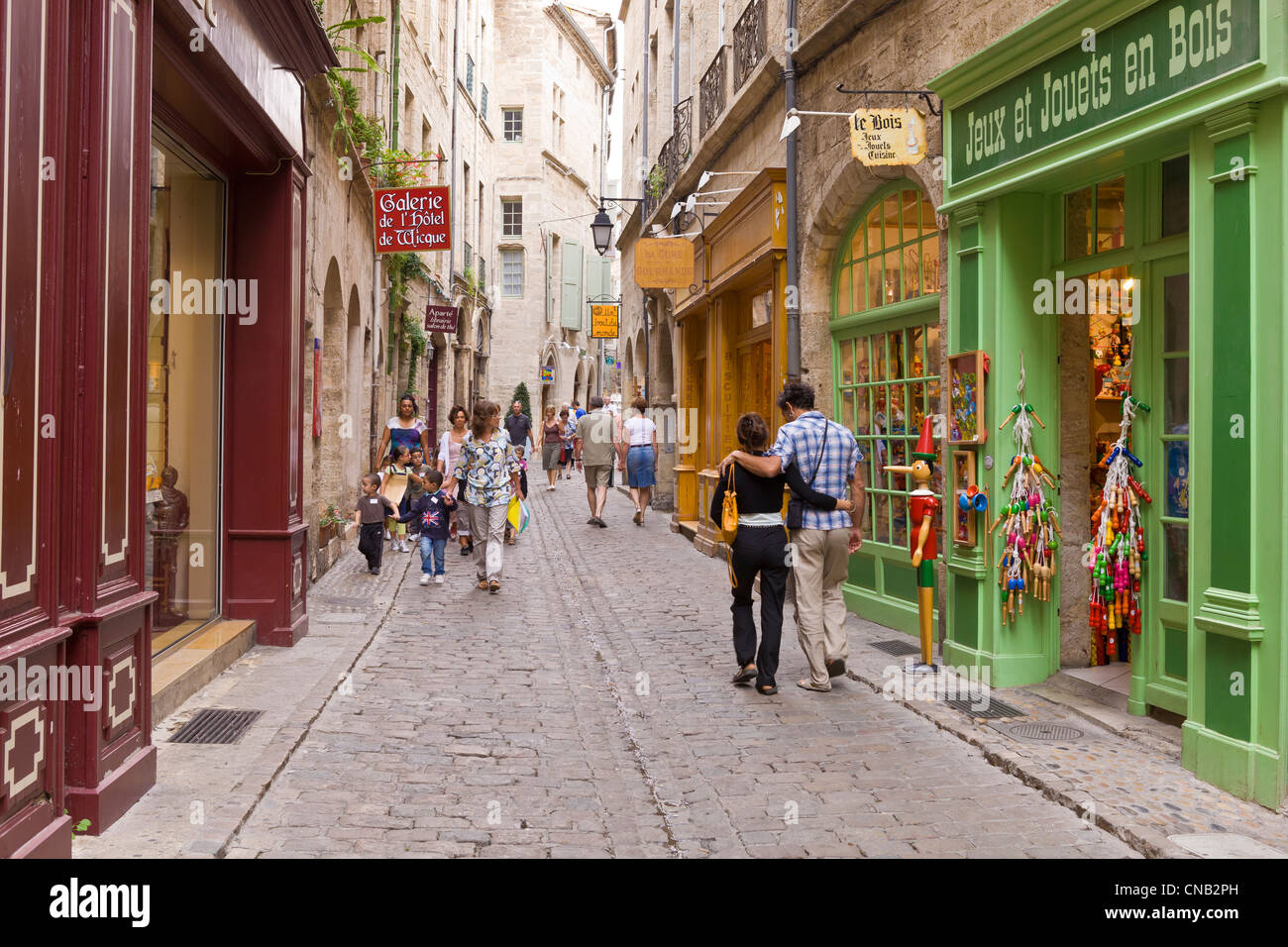 Francia, Herault, Pezenas, callejón peatonal y sus tiendas Foto de stock