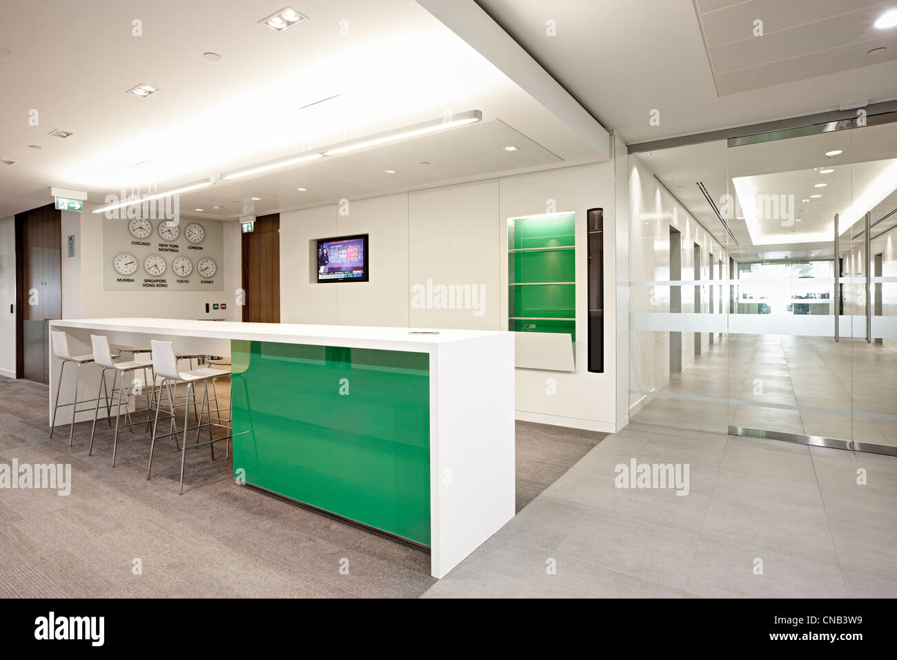 Pared de vidrio verde sala de reuniones oficina banco ciudad Foto de stock