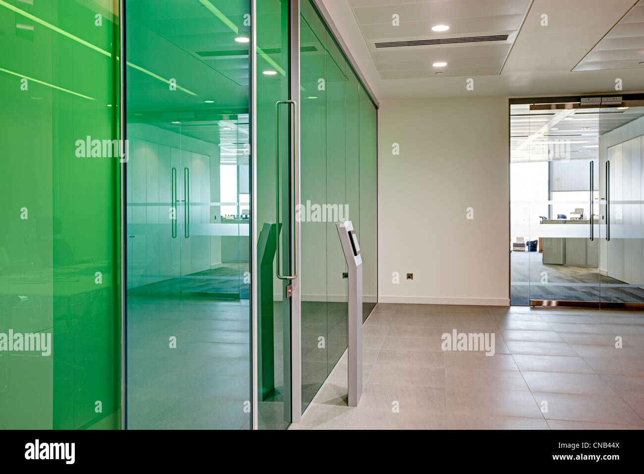 Pared de vidrio verde sala de reuniones oficina banco ciudad Foto de stock