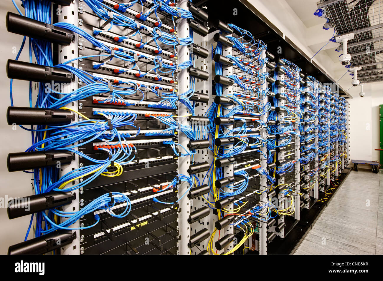 Muro de cableado de red banco azul sala de ordenadores Foto de stock