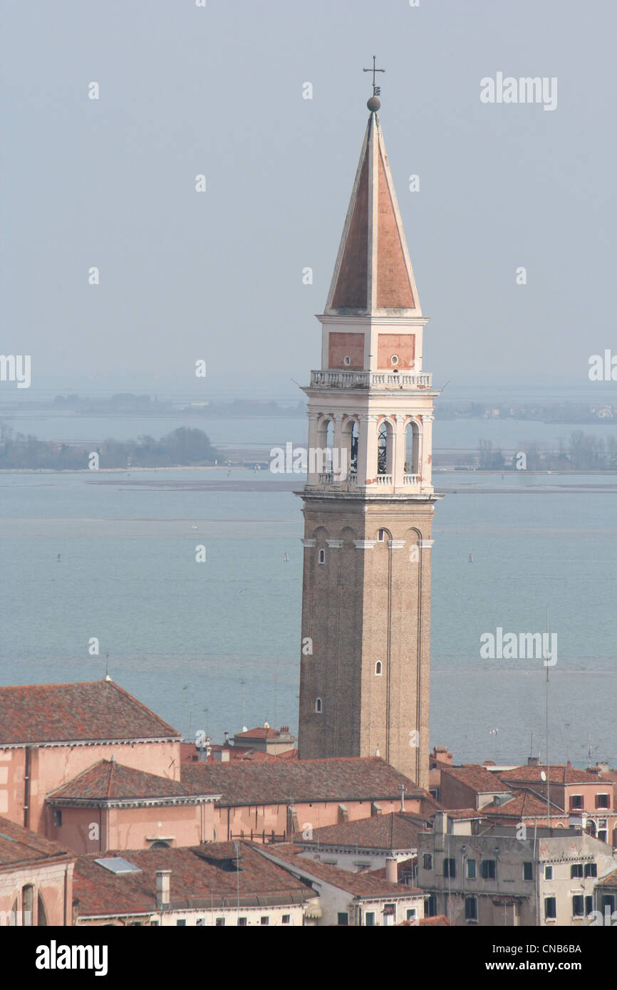 Vista del campanario de la iglesia de San Francesco, en Venecia. Foto de stock