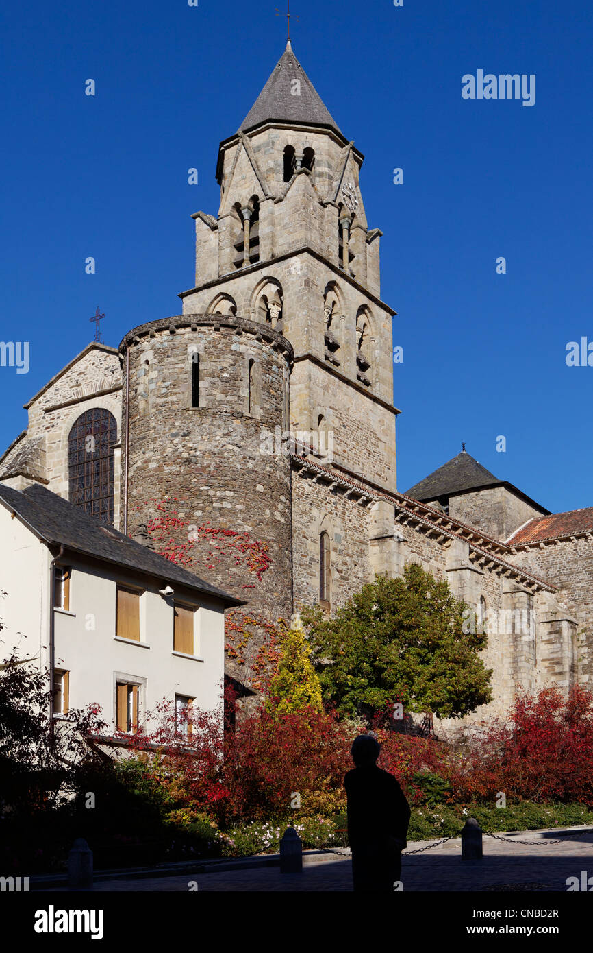 Francia, Correze, Uzerche, iglesia Saint Pierre, valle de la Vezere Foto de stock