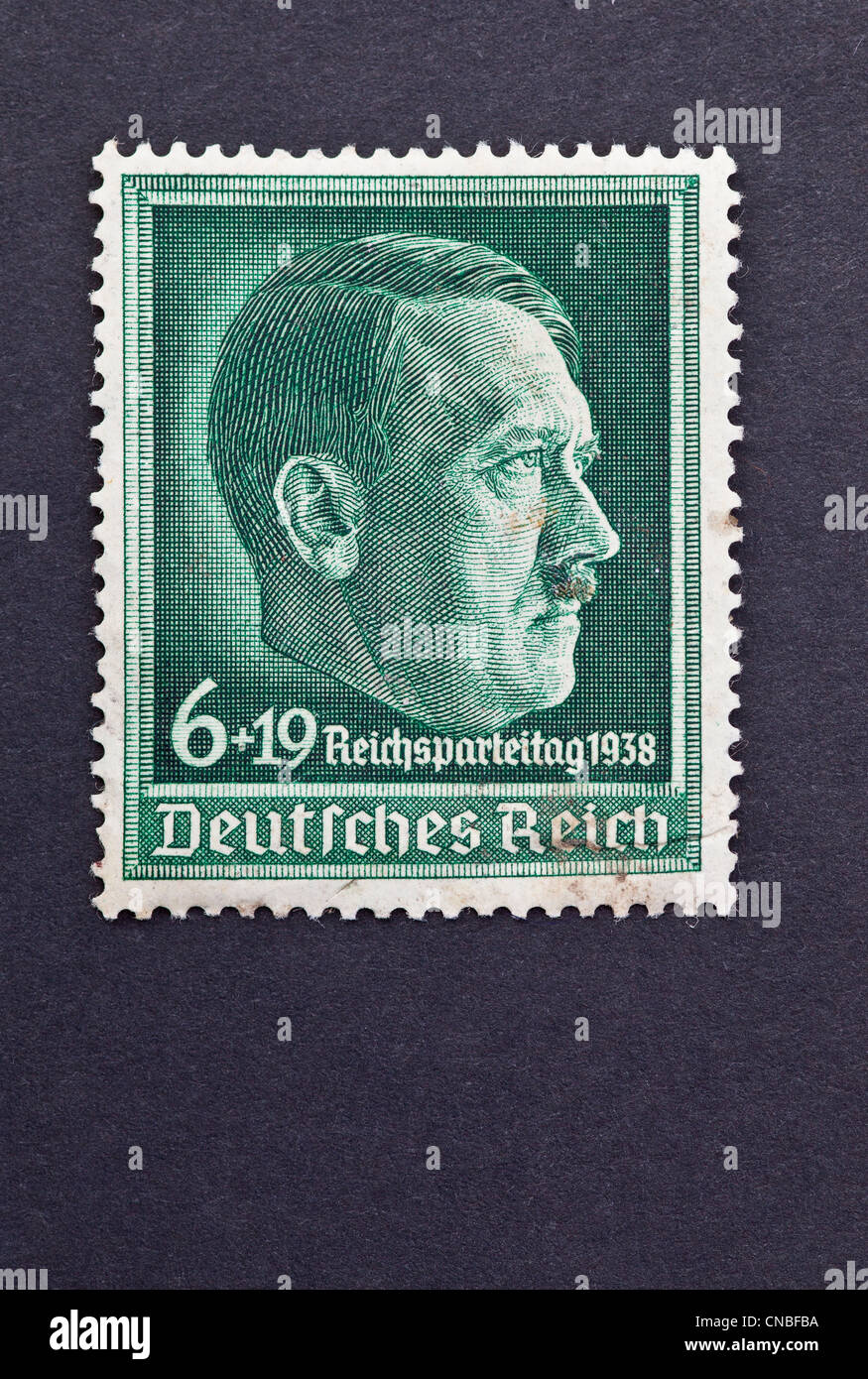 Sello alemán de la segunda guerra mundial con el perfil de la cabeza  Hitlers Fotografía de stock - Alamy