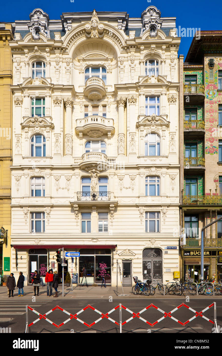 Austria, Viena, Linke Wienzeile, apartamento burgués-edificio junto a la mayólica casa construida por Otto Wagner (a la derecha) Foto de stock