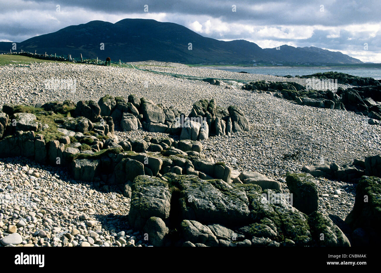 Distancia de la costa rocosa en CO DONEGAL IRLANDA Foto de stock